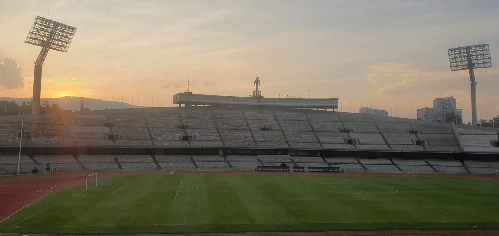 El Estadio Olímpico Universitario en Ciudad Universitaria, CDMX, al atardecer, sede del partido Pumas vs Cruz Azul.