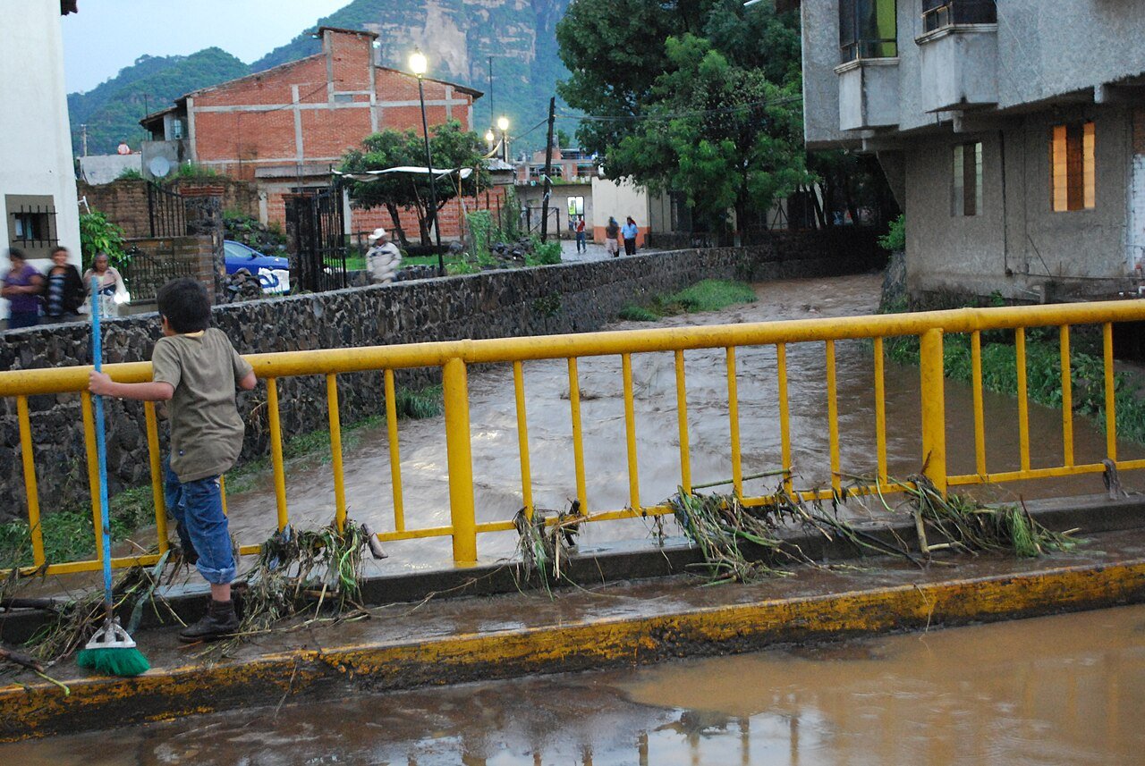 Puente inundado por las lluvias en México