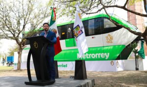 El gobernador de Nuevo León, Samuel García Sepúlveda, presenta el modelo del tren para las Líneas 4 y 6 del Metro en un evento público en Parque Fundidora, Monterrey.