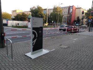 Scooter eléctrico estacionado en la calle