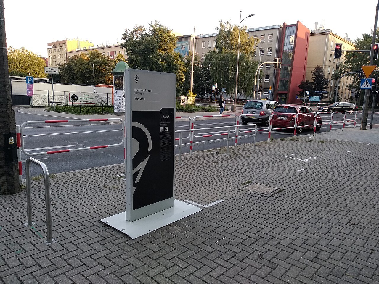 Scooter eléctrico estacionado en la calle