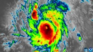 Imagen satelital del huracán Simón, ya convertido en tormenta categoría 4, frente a la costa oeste de México.