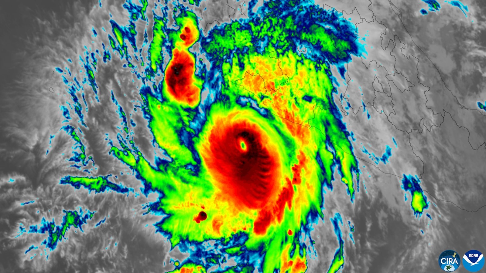 Imagen satelital del huracán Simón, ya convertido en tormenta categoría 4, frente a la costa oeste de México.